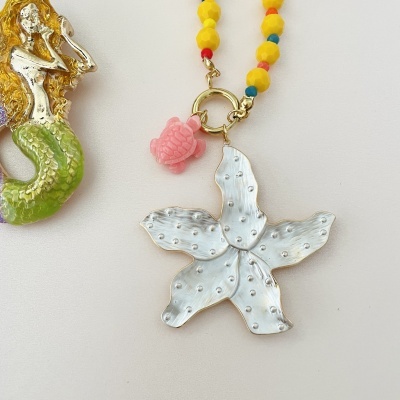 Colar com pendente de estrela do mar prateada e tartaruga cor-de-rosa com corrente de contas coloridas