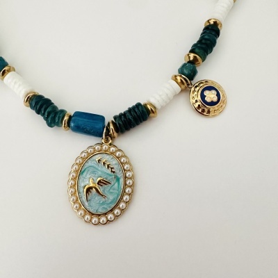 Colar azul e branco com pendente oval decorativo