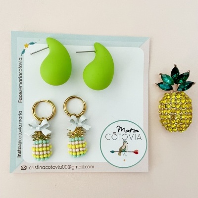 Conjunto de brincos com abacxis coloridos e broche em forma de abacaxi