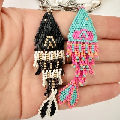 Colares com pendentes em forma de peixes de contas coloridas