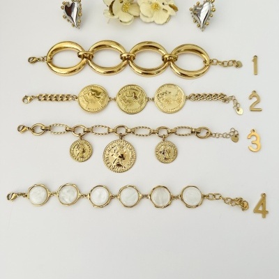 Quatro pulseiras douradas, dois brincos coração prata com dourado e flores bege