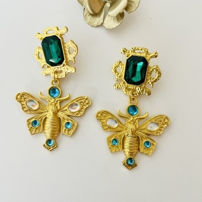 Par de brincos dourados abelha com pedras azuis e verde