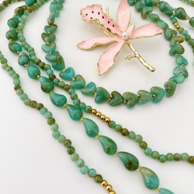 Colar verde com broche flor rosa e dourado