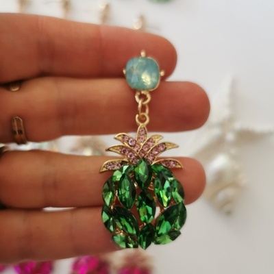 Brinco em formato de ananás com pedras verdes e detalhes dourados
