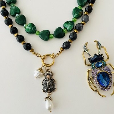 Colar com contas verdes e pretas, pendente de inseto com pérola e flor, broche de escaravelho azul