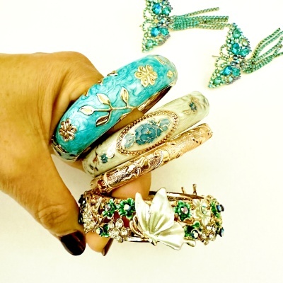 Pulseiras florais coloridas em metal e esmalte com brincos verdes de pedraria