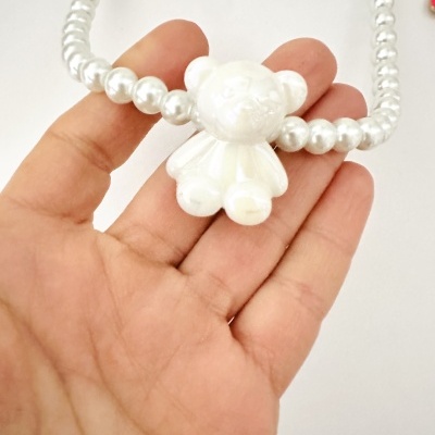 Colar de pérolas com pendente ursinho branco