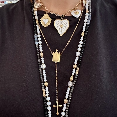 Colar com múltiplos pendentes em dourado e contas em preto e branco