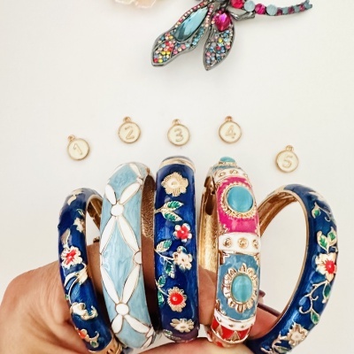 Pulseiras com padrão floral esmaltado azul e rosa numeradas
