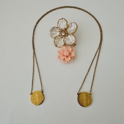 Colar dourado com pendente de flor branca e flor rosa