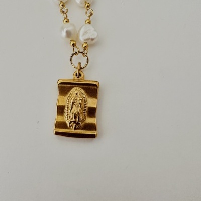 Colar dourado com pérolas brancas e pendente retangular com relevo religioso