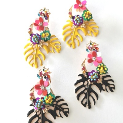 Brincos decorativos com folhas amarelas e pretas e flores coloridas
