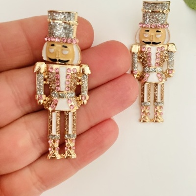 Brincos de soldado quebra-nozes rosa e dourado com pedras brilhantes