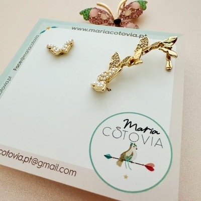 Brincos dourados com pérolas e cristais em cartão com logo Maria Cotovia