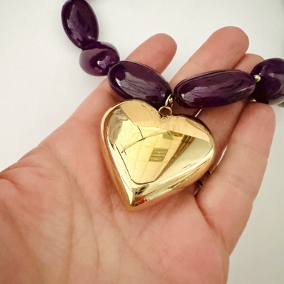 Colar com contas roxas e pendente coração dourado