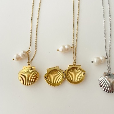Colares com pendentes de concha dourada e prateada com pérolas falsas