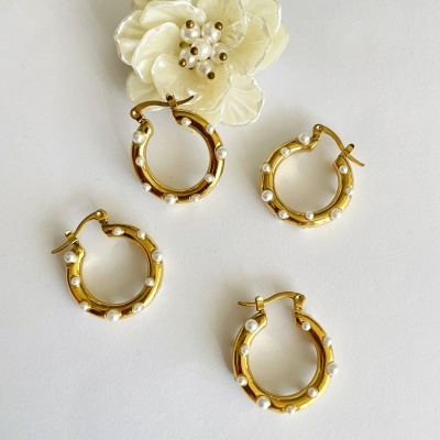 Conjunto dourado de brincos com pérolas e broche floral branco