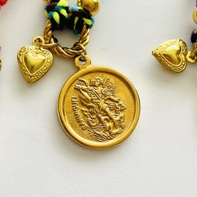 Colar com pingente dourado redondo e coração, cordão trançado colorido.