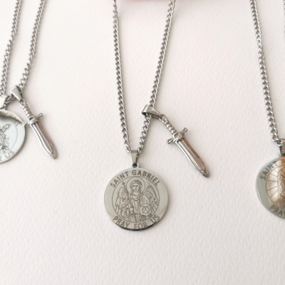 Colares prateados com medalhões de São Gabriel e pendentes de espada