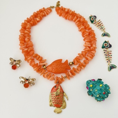 Colar de contas alaranjadas com pendente peixe, brincos de abelha e brincos peixe coloridos