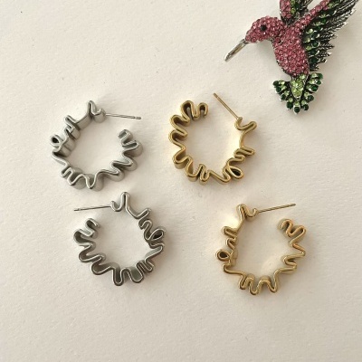 Brincos de argola ondulada dourados e prateados e broche de beija-flor com pedras coloridas