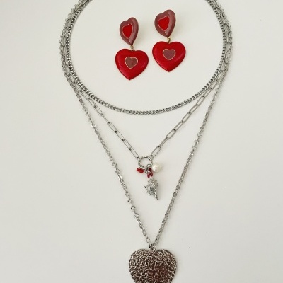 Conjunto de colares prateados e brincos vermelhos com corações
