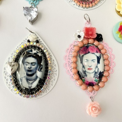 Medalhões ovais com imagens femininas, molduras coloridas e detalhes florais