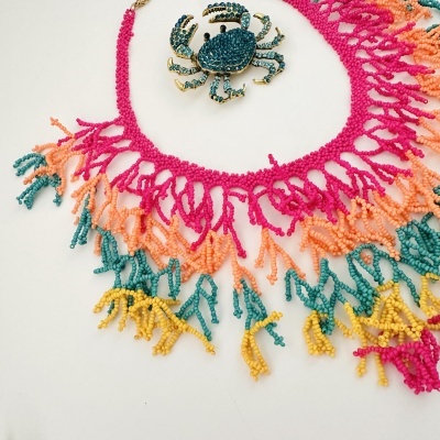 Colar colorido de contas com broche de caranguejo azul e dourado