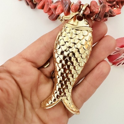 Colar com pedras vermelhas e pendente dourado em forma de peixe
