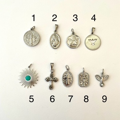 Nove pendentes de metal prateado com desenhos religiosos e simbólicos, numerados de 1 a 9, sobre fundo branco.