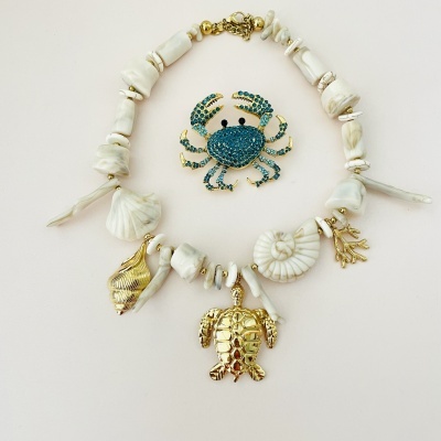 Colar com conchas e pendentes dourados, broche de caranguejo azul