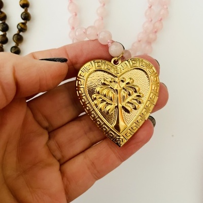 Colar com contas rosa e pendente de coração dourado com árvore gravada