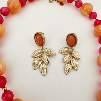 Conjunto de colar com contas laranja e vermelhas e brincos dourados com pedra laranja e folhas