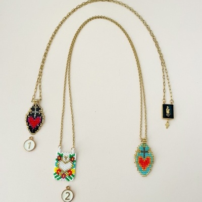 Três colares com pendentes coloridos em miçangas e correntes douradas