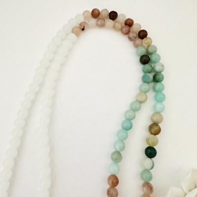 Colar de contas redondas coloridas sobre fundo branco