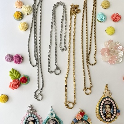 Colares com pendentes ovais de Frida Kahlo rodeados por flores coloridas