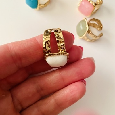 Conjunto de anéis com pedras coloridas e base dourada