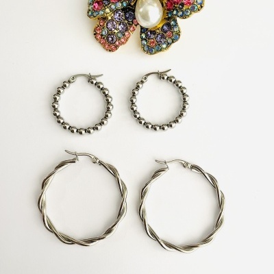 brincos e broche em fundo branco