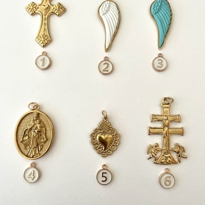 Seis medalhas religiosas douradas e esmaltadas numeradas de 1 a 6 sobre fundo branco
