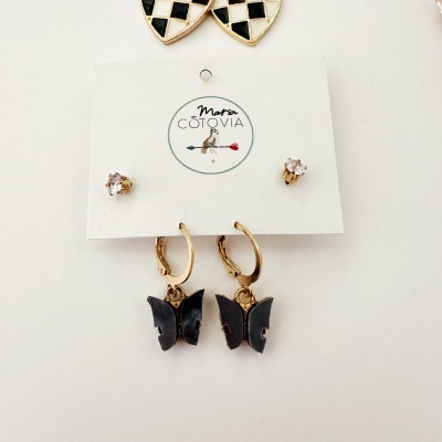 Conjunto de brincos com borboletas pretas e pedras transparentes em cartão Maria Cotovia.