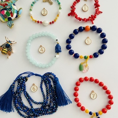 Pulseiras coloridas com etiquetas de números dispostas sobre fundo branco