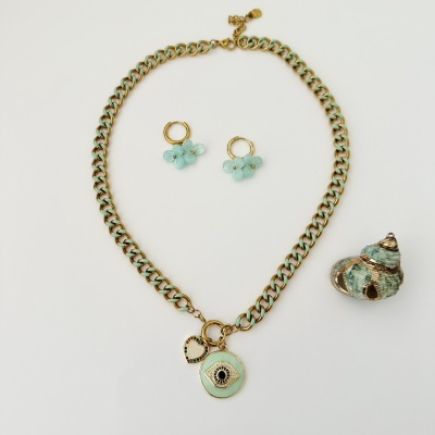 Colar e brincos dourados com detalhes azul turquesa e pendentes em forma de flor e olho na corrente