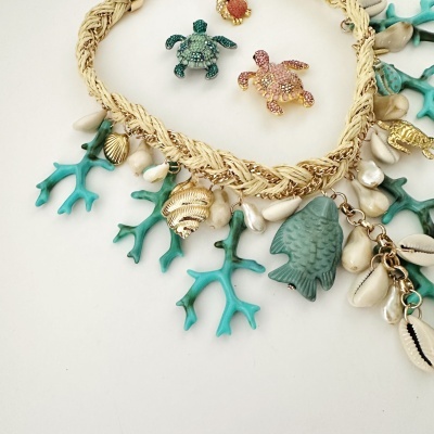 Brincos tartaruga verde e rosa com pulseira artesanal com conchas e elementos azul-turquesa e dourados