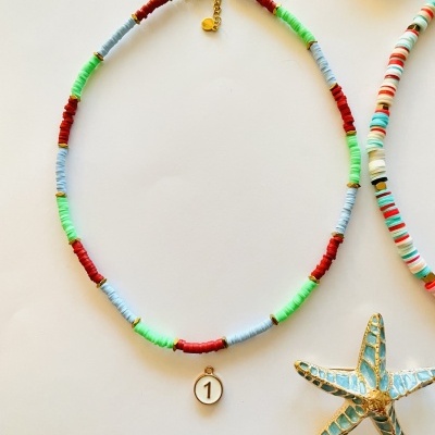 Colar colorido com pendente número 1 e estrela-do-mar decorativa azul