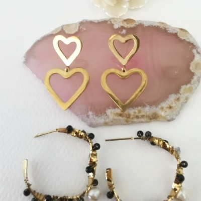 Dois pares de brincos sobre agata rosa e base branca