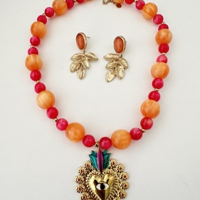 Colar com contas laranja e vermelhas e pingente dourado, e brincos dourados com pedra oval laranja e folhas
