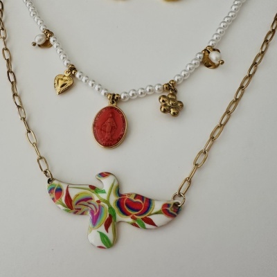 Colar com pendente em forma de pássaro colorido e corrente com contas tipo pérola e pendentes dourados