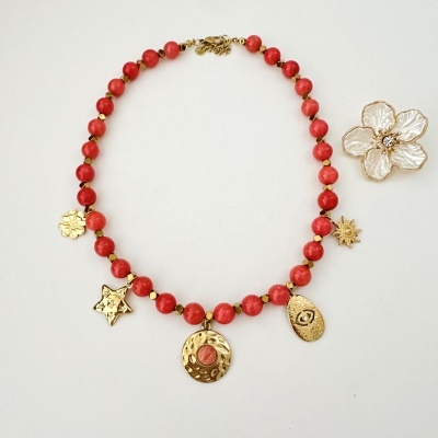 Colar em contas vermelhas com pendentes dourados e broche flor branco com bordas douradas