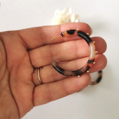 Brincos argola tigrados com detalhes dourados