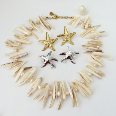 Colar de conchas e pérolas com fecho dourado e dois pares de brincos em forma de estrela-do-mar, dourado e prateado.